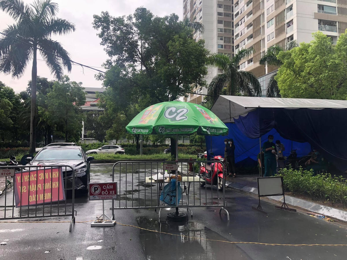Tòa nhà chung cư N03T8 Khu đô thị Ngoại giao đoàn được cách ly y tế đến ngày 5/8/2021 (Ảnh: H.T.Long).  