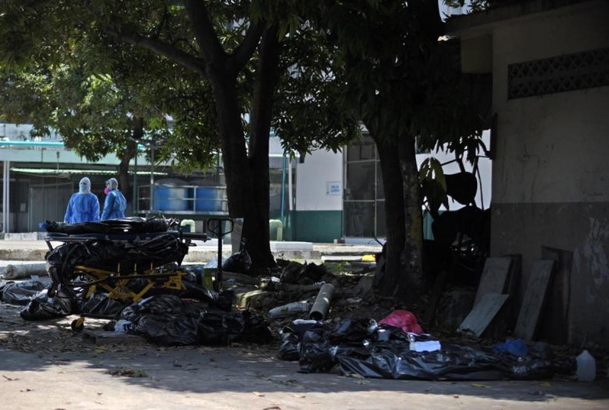 Hàng loạt túi đựng thi thể bên ngoài Bệnh viện Teodoro Maldonado Carbo ở Guayaquil, Ecuador ngày 3/4.  