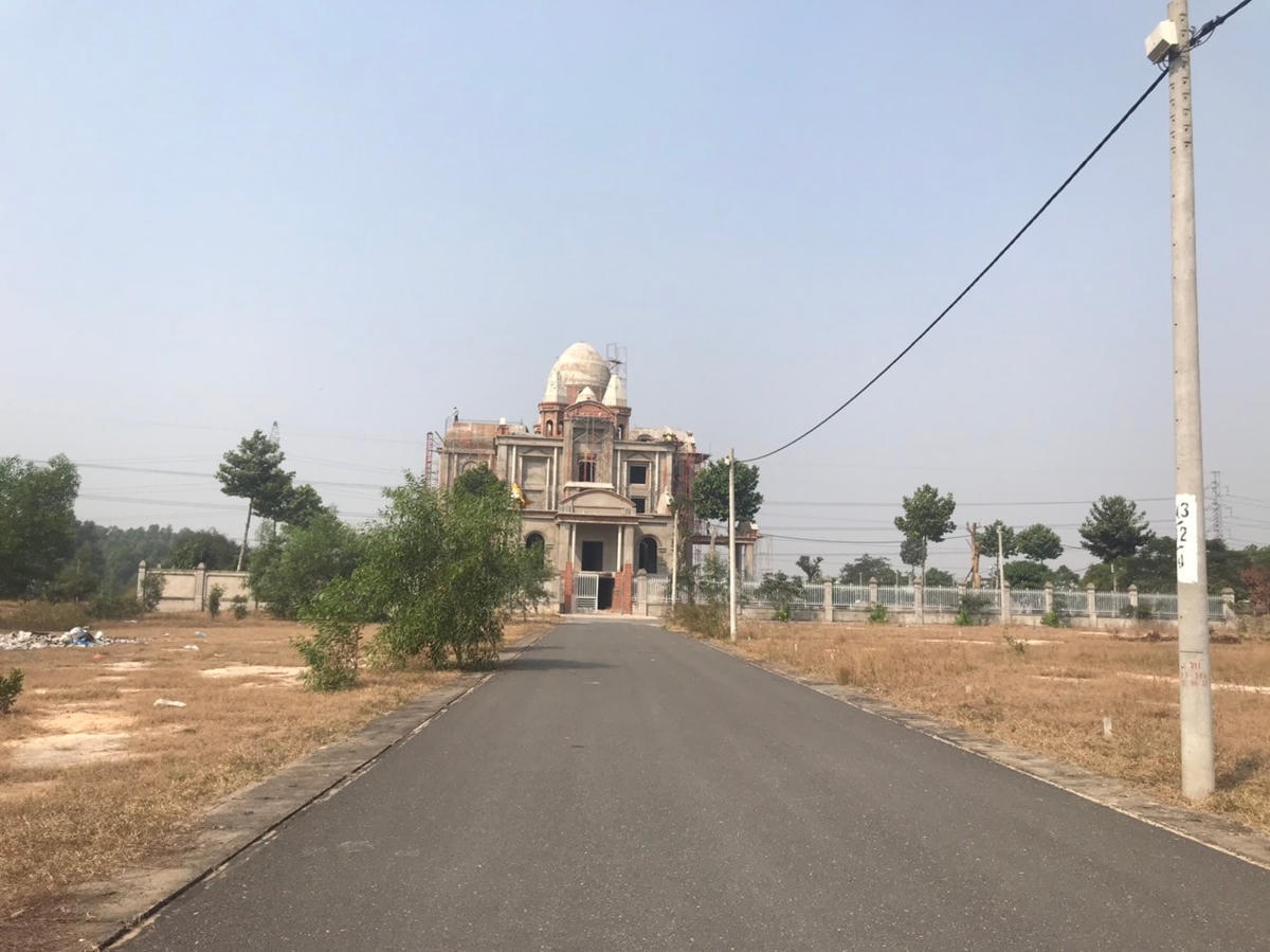 Ngôi biệt thự “siêu khủng” được xây dựng rất hoành tráng hơn một năm qua trên nền đất nông nghiệp nhưng chính quyền UBND huyện Long Thành vẫn chưa xử lý.