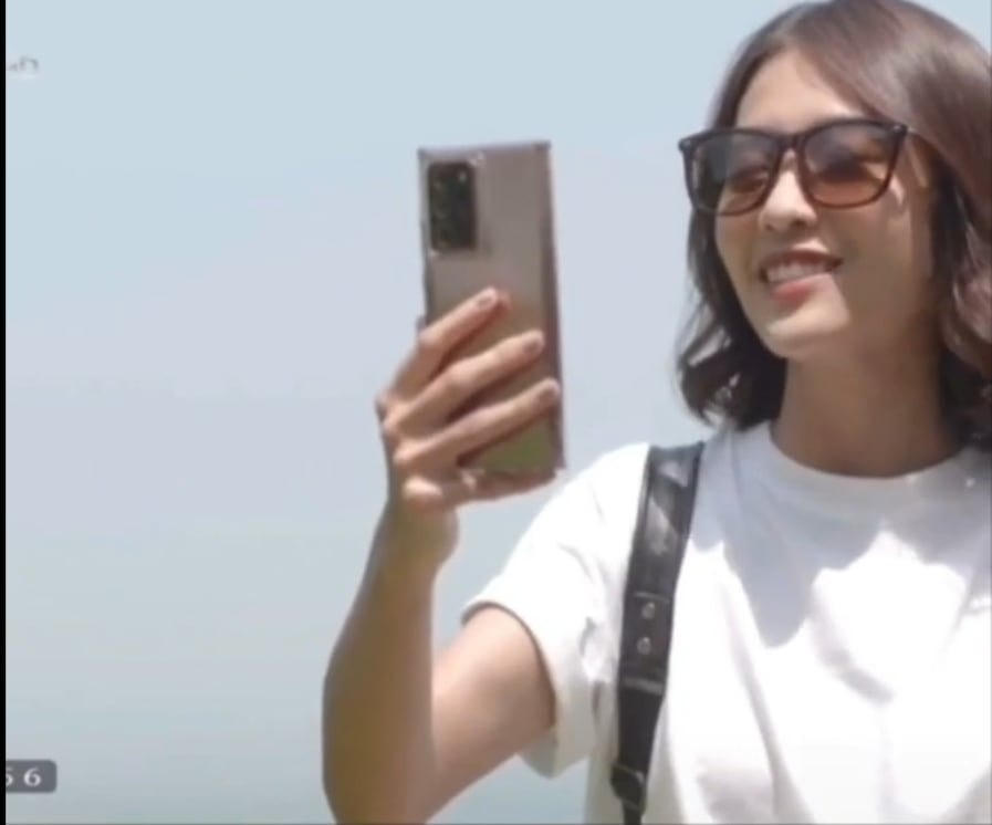 Nhi bỏ bê việc bán cà phê để đi chơi với Trí. Ảnh: CMH.