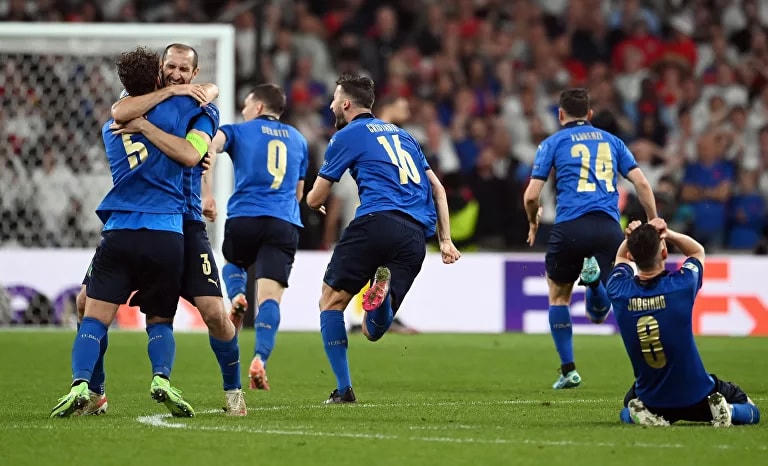 Italia đã chấm dứt giấc mơ giành Cup tại một giải đấu lớn sau 55 năm của Đội tuyển Anh.