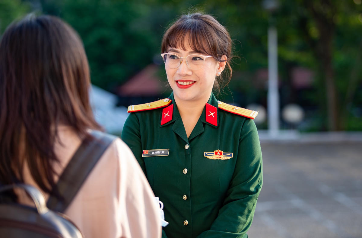 Thiếu tá Đỗ Phương Linh xúc động chia sẻ bên lề lễ trao giải. 