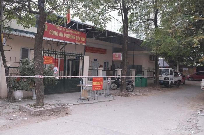 Hiện lực lượng chức năng đang tiến hành truy vết những người đến liên hệ làm việc tại trụ sở Công an phường Đại Kim. Ảnh: PH.