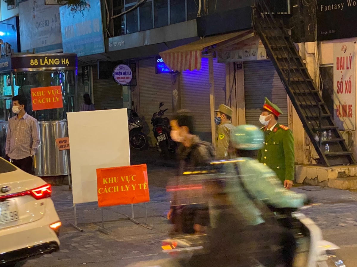 [ẢNH] Phong tỏa tòa nhà Chung cư 88 Láng Hạ nơi BN1956 sinh sống
