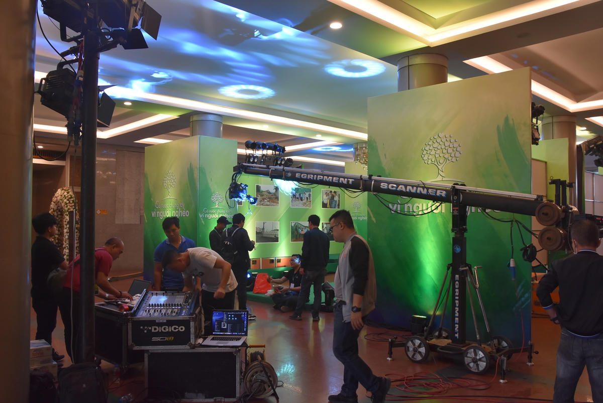 Khu vực thảm xanh được trang bị máy quay ghi hình tại Chương trình.
