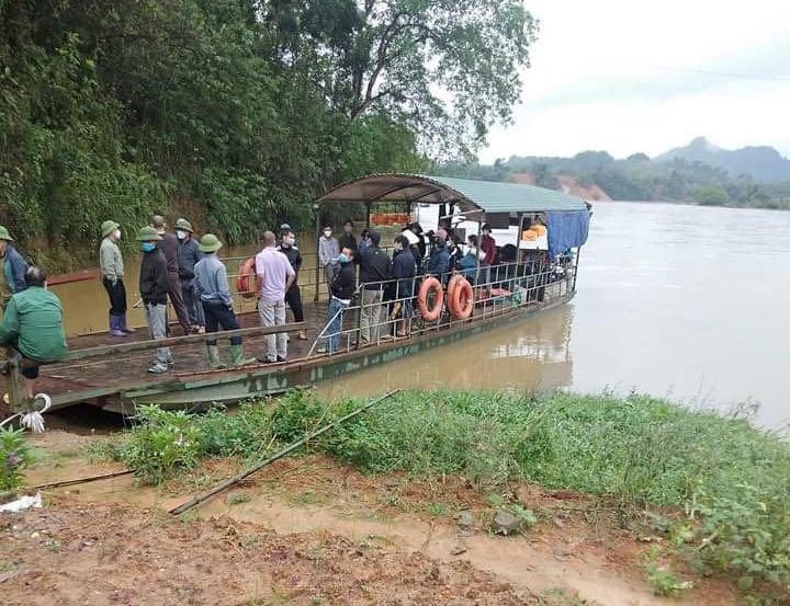 Lực lượng chức năng tìm kiếm các nạn nhân.