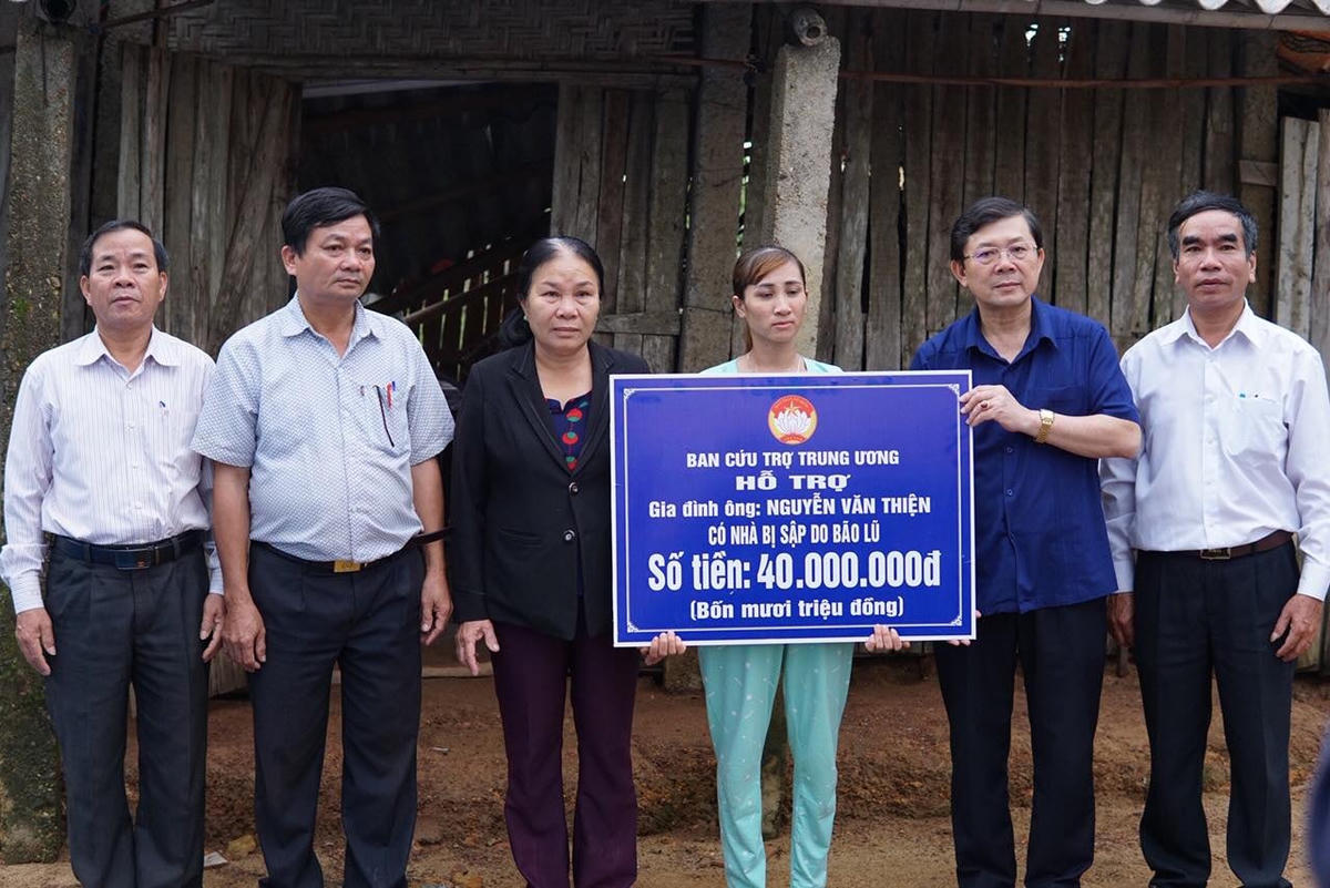 Phó Chủ tịch Nguyễn Hữu Dũng trao hỗ trợ nhà Đại đoàn kết cho một gia đình tại Thừa Thiên - Huế bị sập nhà do bão lũ.