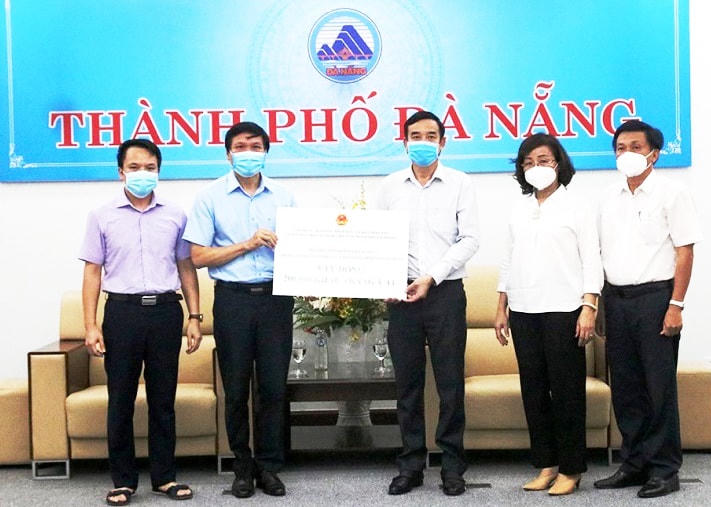 Phó Chủ tịch UBND TP Đà Nẵng (thứ 3, từ phải sang) tiếp nhận 5 tỷ đồng, 200.000 khẩu trang y tế do TP Hải Phòng trao tặng.