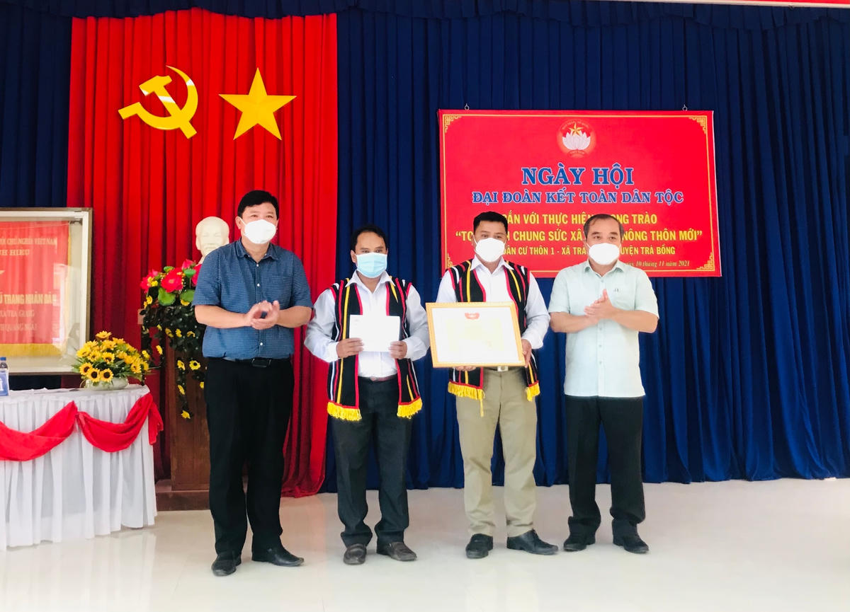 Lãnh đạo tỉnh tặng Bằng khen cho KDC.