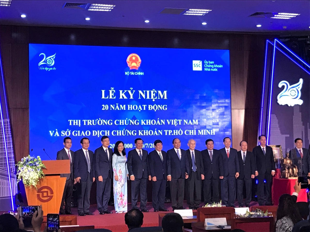 Thủ tướng Nguyễn Xuân Phúc chụp ảnh lưu niệm cùng lãnh đạo Bộ ngành, TP HCM và đại diện HOSE. Ảnh: Hồng Phúc.