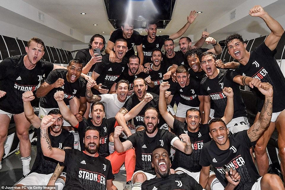 Juventus ăn mừng chiến thắng.