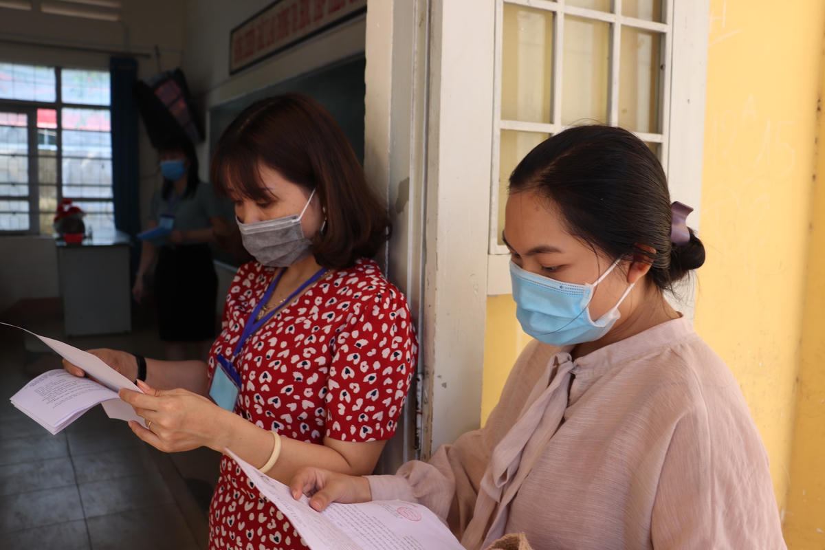 Các thí sinh được cán bộ coi thi đọc tên vào phòng.