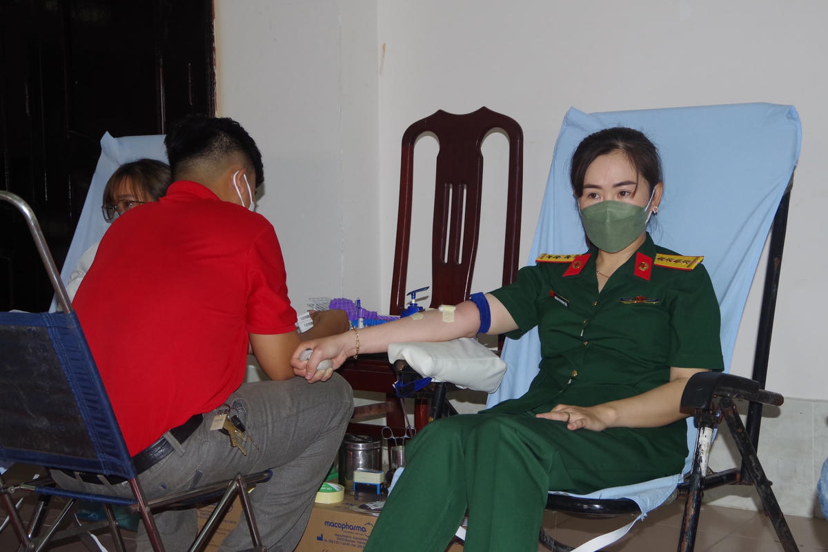 Tình nguyện viên tham gia hiến máu tại Trung tâm văn hóa tỉnh Bạc Liêu.