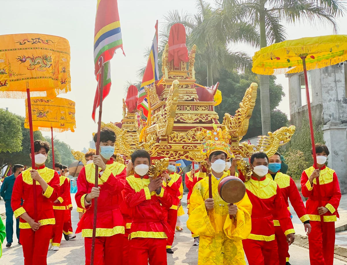 Lễ nghinh thần (rước thần Xã, thần Tắc du hương/du xuân) theo cung đường từ đền Xã Tắc - đường Tuệ Tĩnh - cầu Hòa Bình - đường Nguyễn Du - cầu Ka Long và trở về đền.