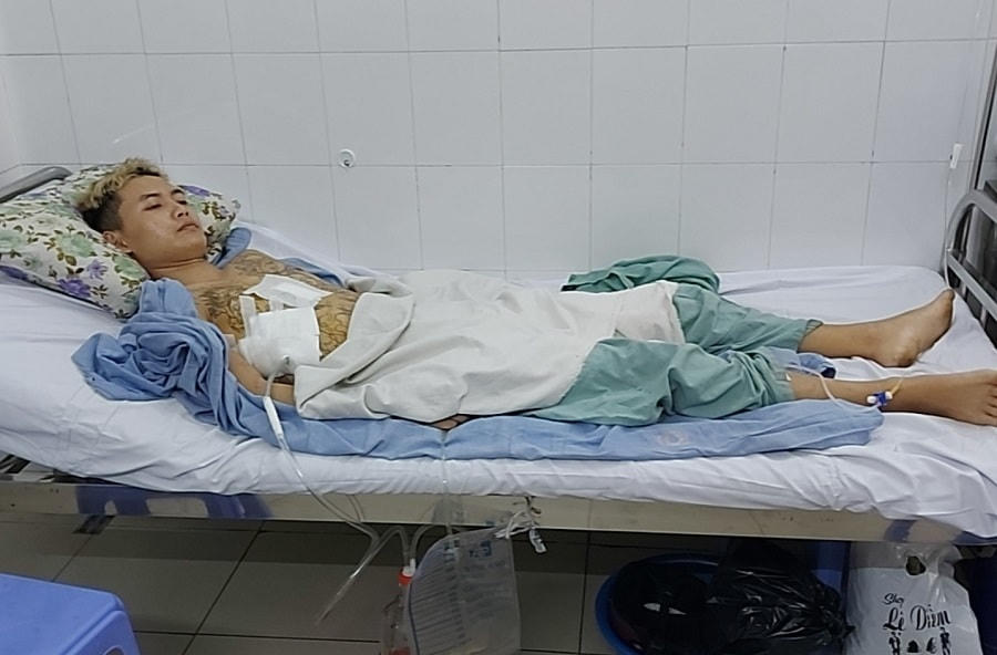 Nạn nhân được cấp cứu tại bệnh viện (Ảnh: Xuân An)