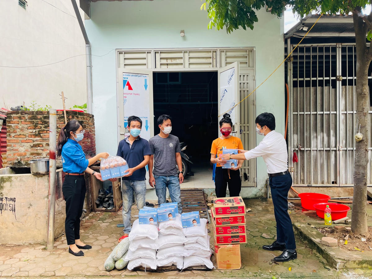 Chủ tịch Ủy ban MTTQ phường Dương Nội Nguyễn Hữu Quang (ngoài cùng bên phải) hỗ trợ người dân gặp khó khăn do dịch Covid-19.