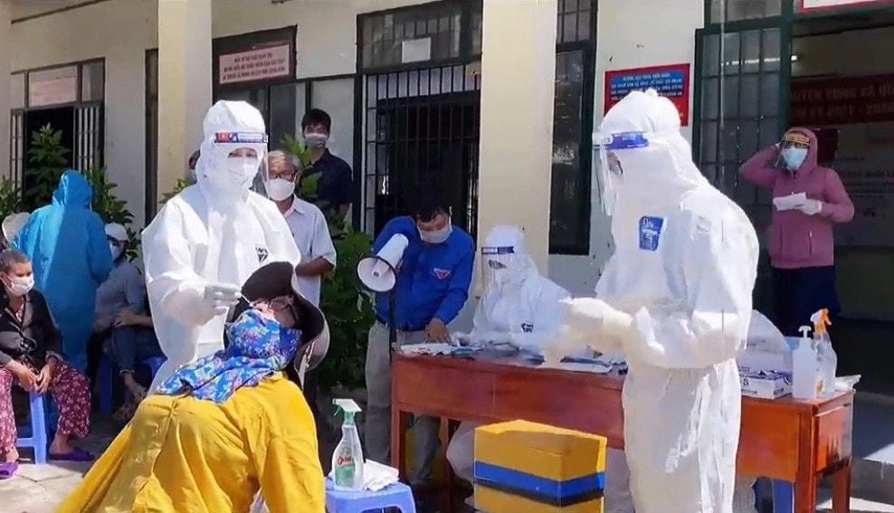 CDC Phú Yên lấy mẫu xét nghiệm sàng lọc SARS-CoV-2 cho người dân.