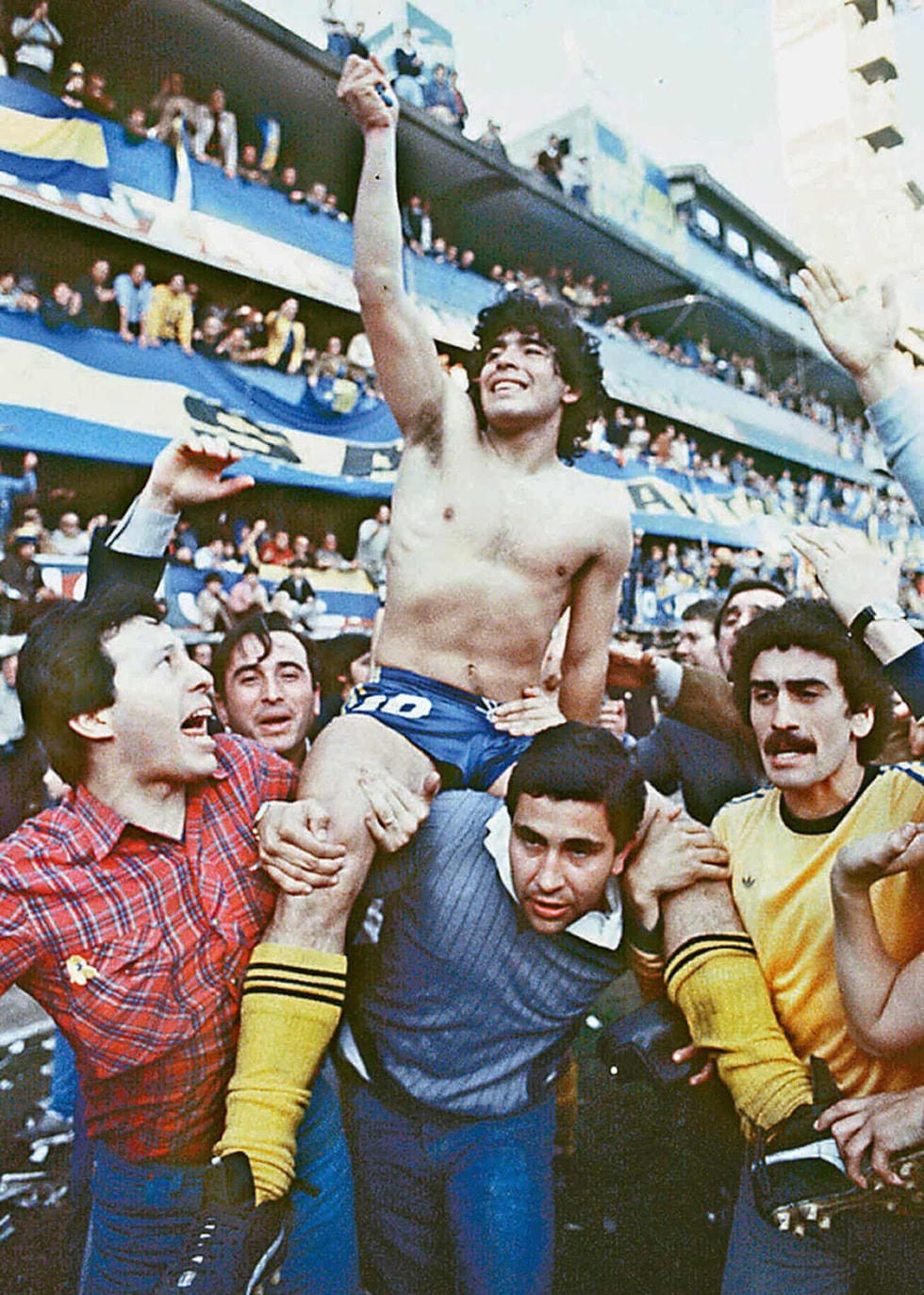 Các cổ động viên bế Maradona khi ông đưa đội bóng lên ngôi ở giải vô địch  Argentina năm 1981.