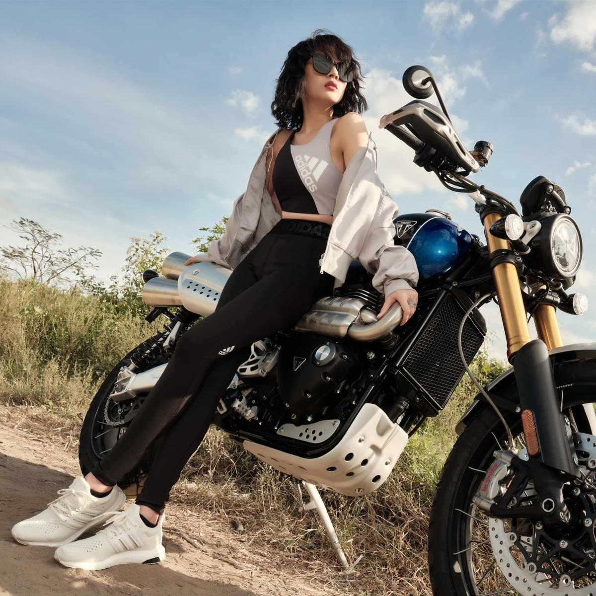 Bảo Anh khiến fan không thể rời mắt với hình ảnh khỏe khoắn, phong cách bên xe mô tô kèm lời nhắn nhủ: "Chúng ta bắt đầu từng bước tiến đến trạng thái bình thường mới. Chậm rãi, cẩn trọng nhé".