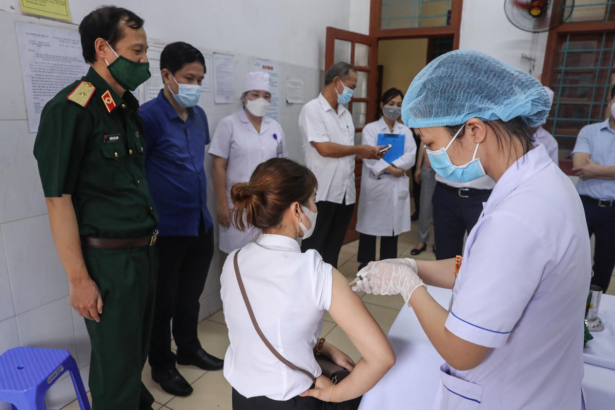 Tiêm thử nghiệm lâm sàng vaccine Nano Covax tại Hưng Yên. Ảnh: Quang Vinh  .