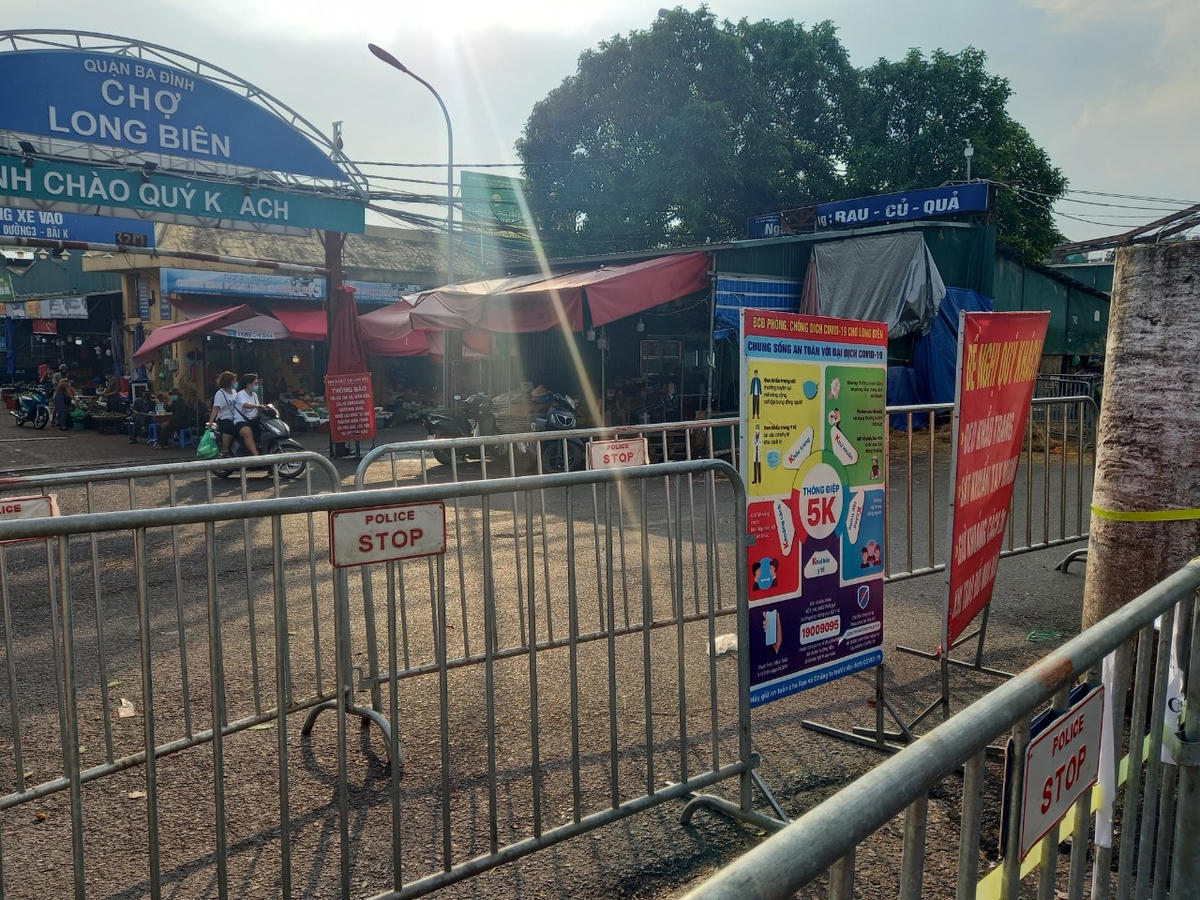 Rào chắn cổng vào chợ Long Biên, người dân lấn chiếm lòng đường bán hàng