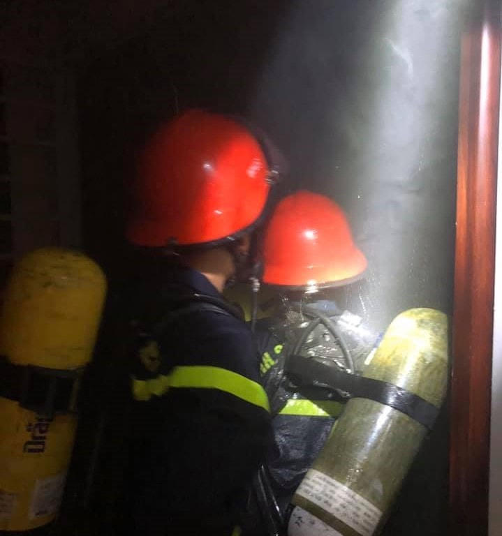 Lực lượng chức năng nhanh chóng có mặt không chế được đám cháy.