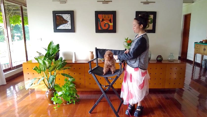 Mỹ Anh mời “boss” đóng “cameo” trong MV tự quay khiến Khắc Hưng thích thú.