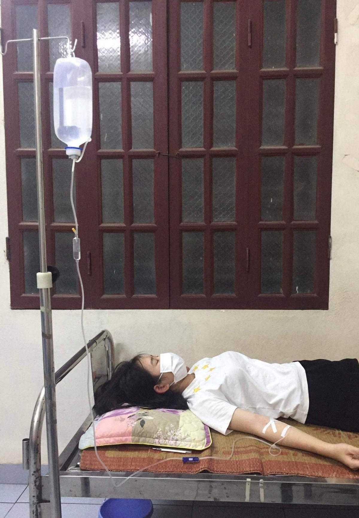 Nữ sinh Vũ Thị Diệu L. điều trị tại Bệnh viện huyện Kiến Thuỵ.
