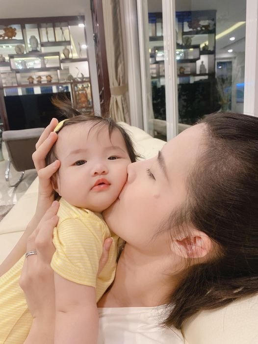 Ông Cao Thắng đăng ảnh hai tình yêu lớn và thấy ghen tị với khoảng khắc tình cảm của mẹ con Đông Nhi.