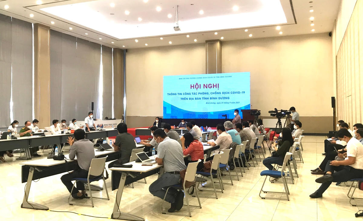 Quang cảnh buổi họp thông tin về tình hình dịch Covid-19 trên địa bàn.
