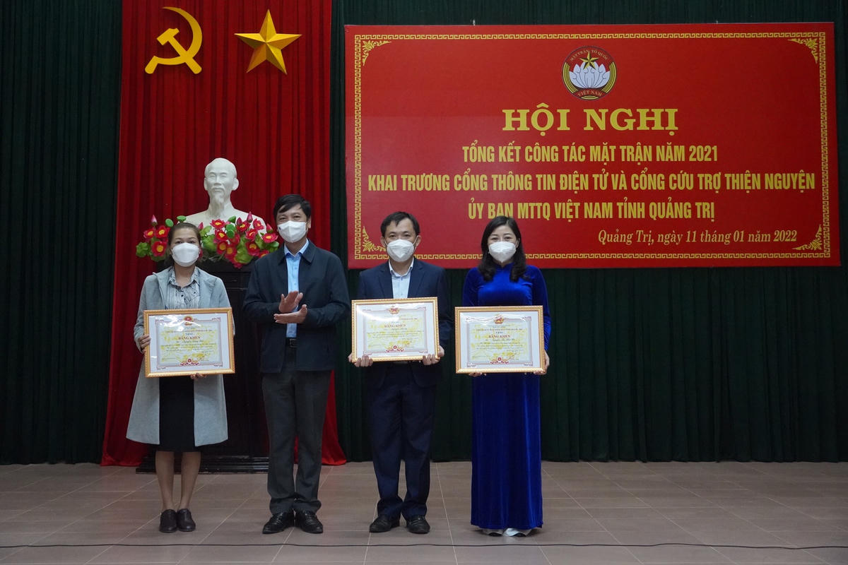 Ông Hoàng Nam, Phó Chủ tịch UBND tỉnh Quảng Trị tặng Bằng khen của Chủ tịch UBND tỉnh cho các cá nhân có thành tích xuất sắc trong công tác tuyên truyền, vận động, tiếp nhận ủng hộ trong công tác phòng, chống dịch Covid-19