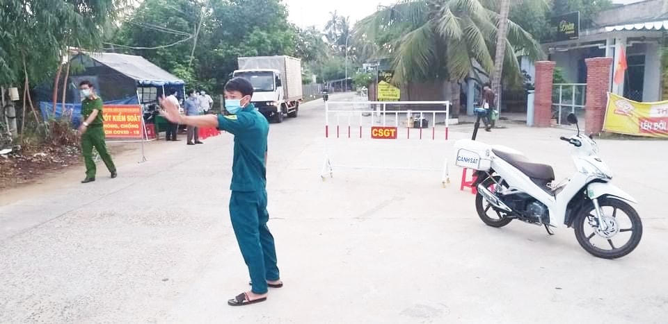 Chốt kiểm soát phòng chống dịch Covid-19 tại TX Sông Cầu, Phú Yên.