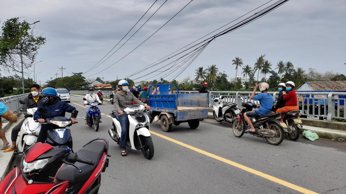 Người dân hiếu kỳ đứng xem vụ việc. 