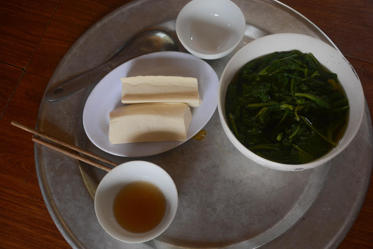 Bữa cơm đơn sơ của chú Hùng trong mùa dịch covid.