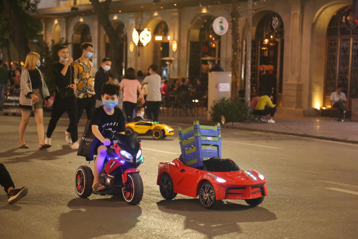 Khu vui chơi đi xe điện nhộn nhịp các em nhỏ. Ảnh: Lan Anh. 