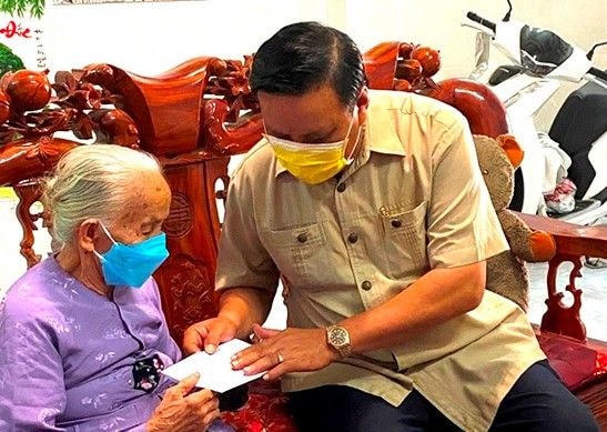Ông Lê Kim Toàn, Phó Bí thư Thường trực Tỉnh ủy, Trưởng Đoàn ĐBQH tỉnh Bình Định, tặng quà cho Mẹ Việt Nam anh hùng Lê Thị Lan.  