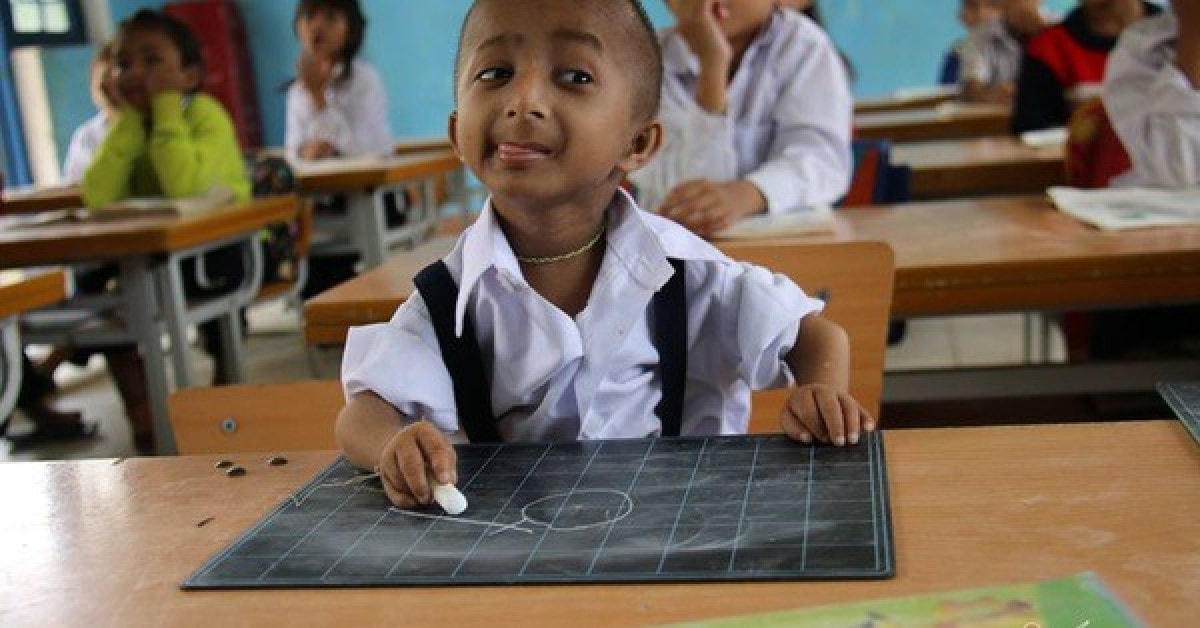 Tuy sức khỏe không tốt, nhưng cậu bé tí hon luôn khát khao được học tập như các bạn. Nguồn: NLĐ.