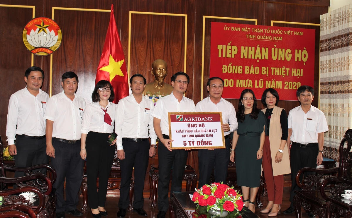 Agribank ủng hộ 5 tỷ đồng cho đồng bào Quảng Nam khắc phục lũ lụt.