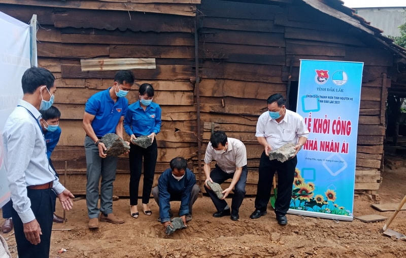 Thanh niên tình nguyện hỗ trợ người dân khởi công xây nhà nhân ái tại xã Ea Uy, huyện Krông Pắc, tỉnh Đắk Lắk.  