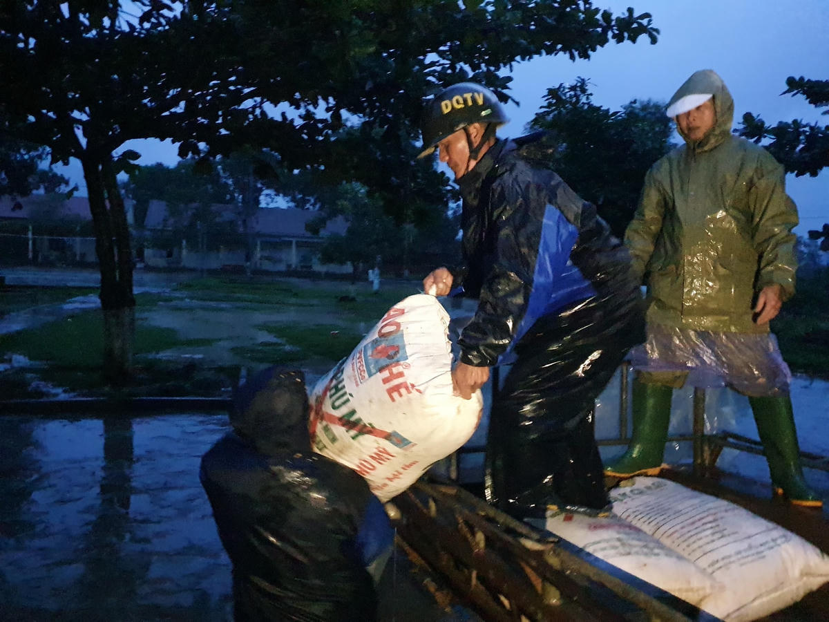 Tài sản của người dân được lực lượng cứu hộ đưa đến nơi an toàn.