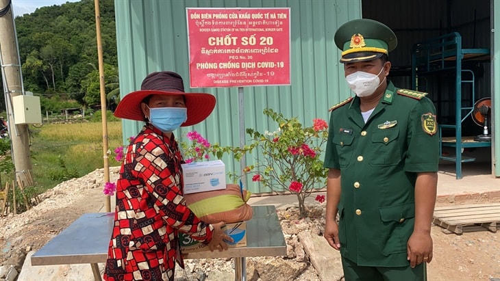 Cán bộ Đồn Biên phòng Cửa khẩu quốc tế Hà Tiên tặng quà cho hộ đồng bào dân tộc Khmer có hoàn cảnh khó khăn.