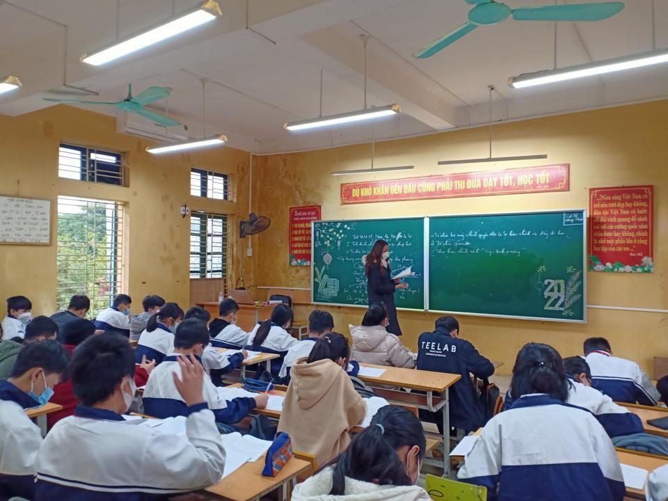 Học sinh Trường THCS Thị trấn Trạm Trôi, Hoài Đức (Hà Nội) trong buổi học đầu tiên, ngày 8/2. Ảnh: Trần Thụ