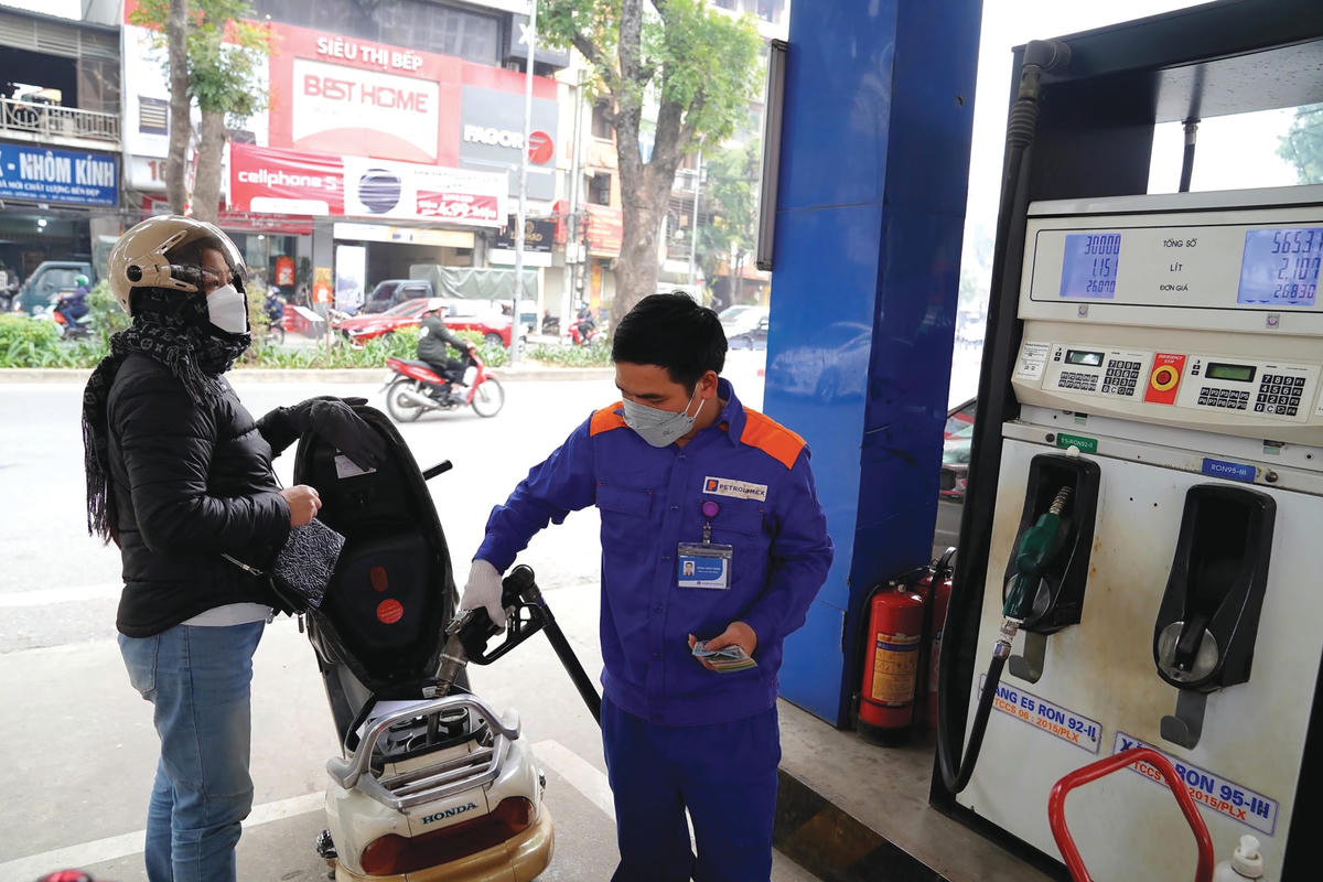 Giá xăng dầu liên tục tăng mạnh trong những ngày qua. Ảnh: Quang Vinh