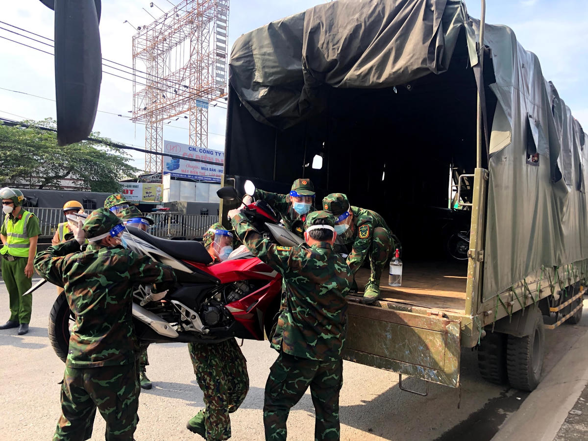 Xe gắn máy được đưa lên xe tải chở riêng.