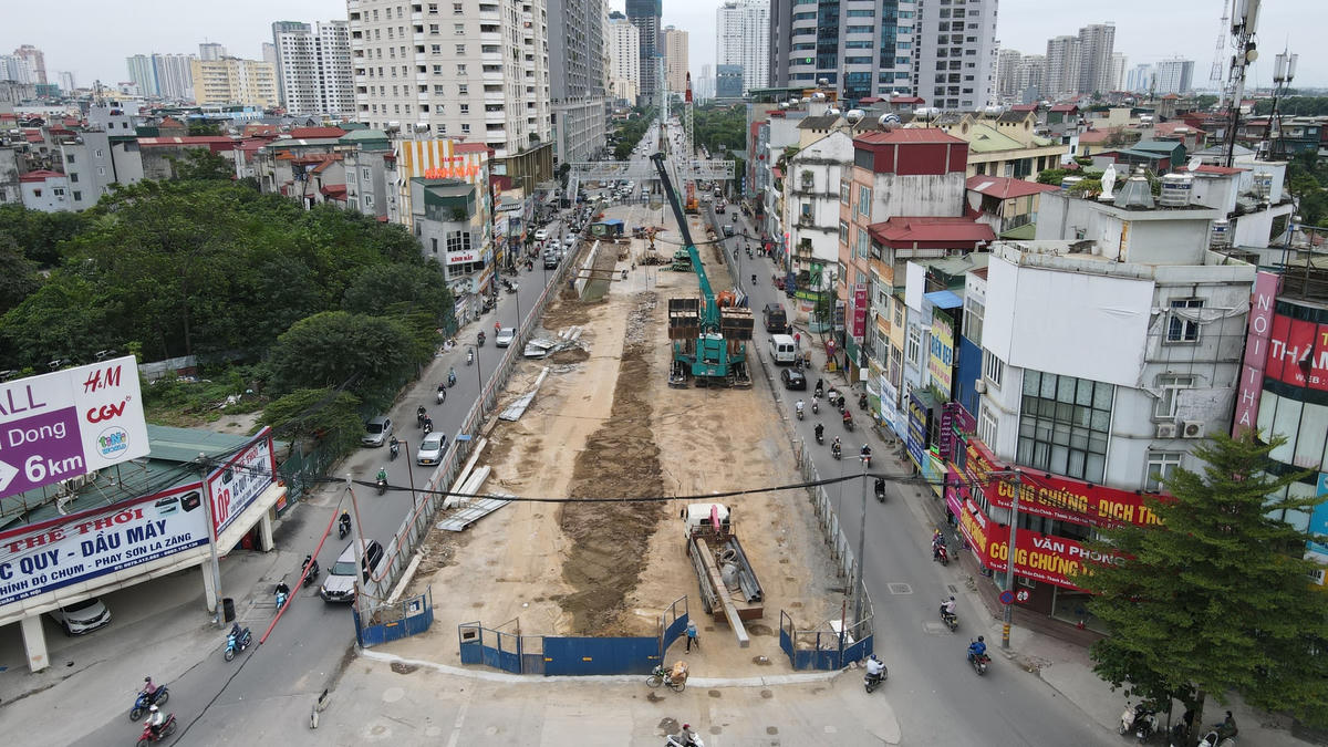 “Trong quá trình thi công dự án hầm chui Lê Văn Lương nhà thầu đã triển khai rào chắn, thu hẹp diện tích tham gia giao thông. Trước tình hình đó, nhà thầu đã triển khai các biển cảnh báo, phân luồng từ xa và phân luồng gần bố trí người túc trực 24/ 24 để đảm bảo phân luồng giao thông trong quá trình giờ cao điểm. Hiện tại công tác đảm bảo giao thông cơ bản đã ổn định”- Anh Nghĩa nói.