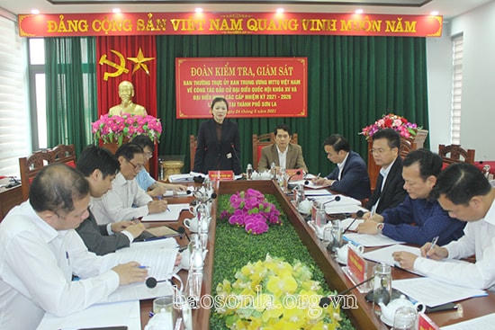 Đoàn kiểm tra, giám sát làm việc với Ủy ban bầu cử thành phố Sơn La và Ban Thường trực Ủy ban MTTQ Việt Nam Thành phố. Ảnh: Báo Sơn La.