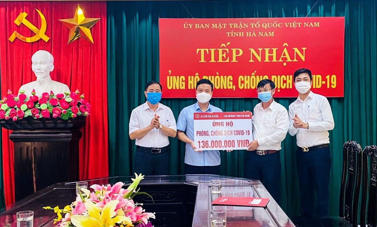 Ủy ban MTTQ Việt Nam tỉnh Hà Nam tiếp nhận ủng hộ phòng, chống dịch Covid-19.