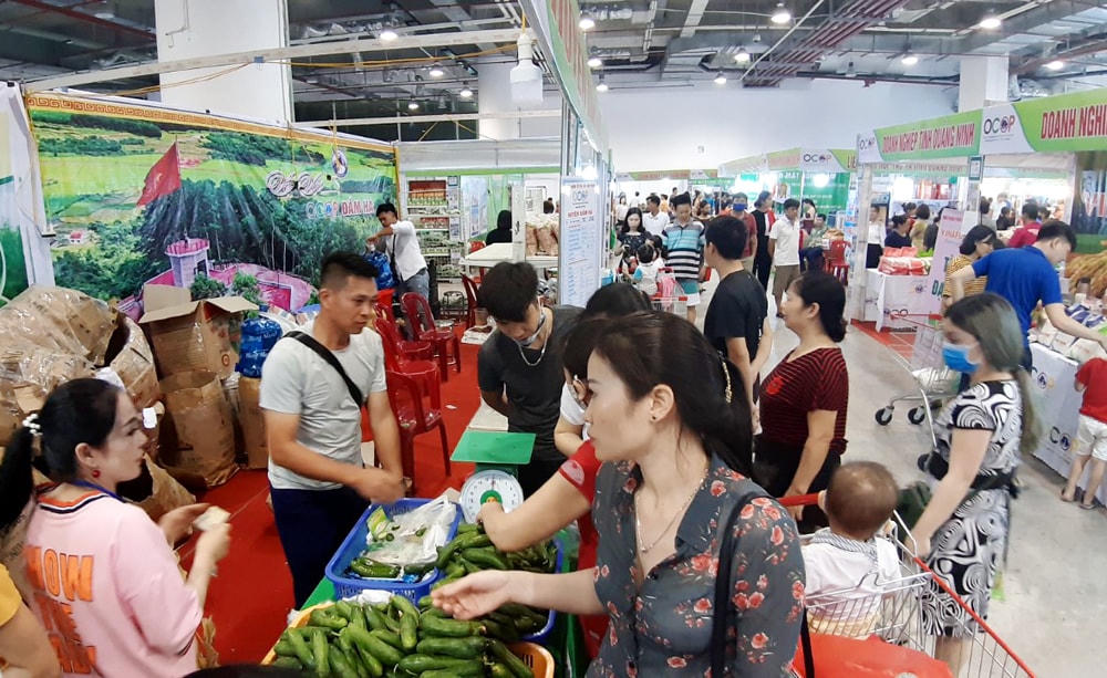 Tăng cường các sự kiện xúc tiến thương mại trong và ngoài tỉnh Quảng Ninh giúp các doanh nghiệp quan tâm tới việc nâng cao chất lượng sản phẩm, đáp ứng nhu cầu khách hàng. (Trong ảnh: Hội chợ OCOP hè 2020).