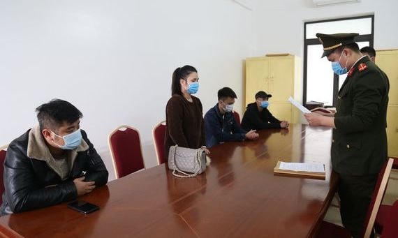 Cơ quan Công an công bố và tống đạt Quyết định xử phạt đến 4 đối tượng vi phạm hành chính.  Ảnh: Cơ quan công an cung cấp)