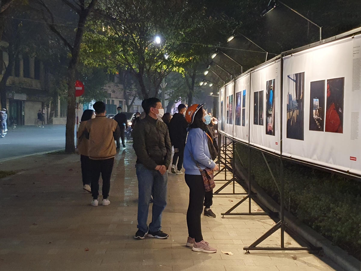 Một triển lãm ảnh được trưng bày tại khu vực Hồ Gươm cũng thu hút sự quan tâm của người dân trong đêm Giáng sinh.